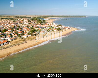 La Tranche-sur-Mer (zentral-West-Frankreich): Luftaufnahme des Dorfes und des Strandes „Plage des Generelles“ Stockfoto