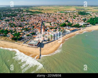 La Tranche-sur-Mer (Zentral-West-Frankreich): Luftaufnahme des Dorfes und des Strandes Stockfoto