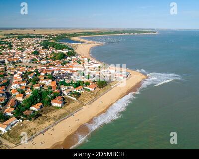 La Tranche-sur-Mer (zentral-West-Frankreich): Luftaufnahme des Dorfes und des Strandes „Plage des Generelles“ Stockfoto