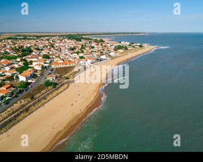 La Tranche-sur-Mer (zentral-West-Frankreich): Luftaufnahme des Dorfes und des Strandes „Plage des Generelles“ Stockfoto