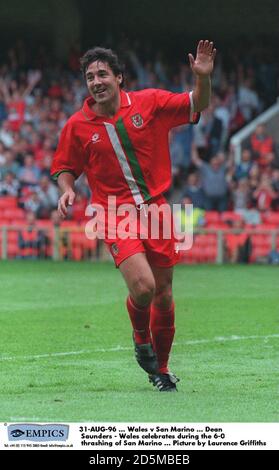 31-AUG-96 ... Wales / San Marino ... Dean Saunders - Wales feiert während der 6-0 Thrashing von San Marino ... Bild von Laurence Griffiths Stockfoto