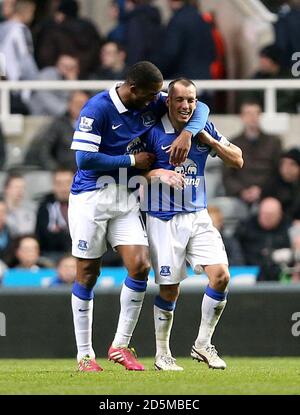 Everton's Leon Osman (rechts) feiert mit Teamkollege Sylvain Distin nach Erzielte das dritte Tor seines Teams Stockfoto