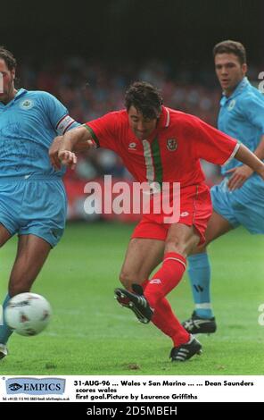 31-AUG-96 ... Wales / San Marino ... ... Dean Saunders erzielt Wales erstes Tor.Bild von Laurence Griffiths Stockfoto