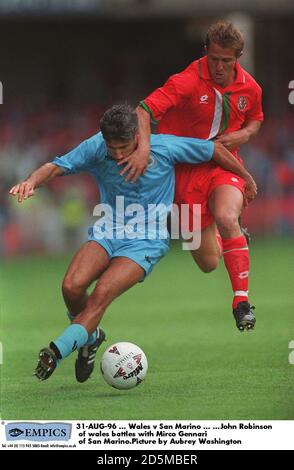 John Robinson, Wales kämpft mit Mirco Gennari, San Marino Stockfoto