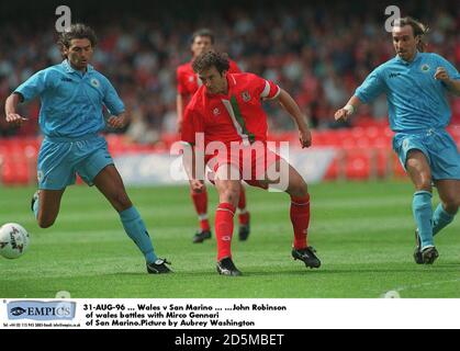 31-AUG-96 ... Wales / San Marino ... ...Barry Horne von wales geht zwischen die San Marino Verteidigung.Bild von Aubrey Washington Stockfoto