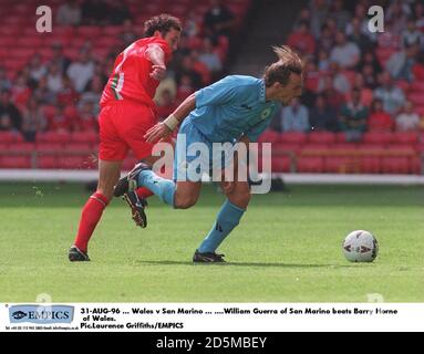 William Guerra von San Marino schlägt Barry Horne von Wales Stockfoto