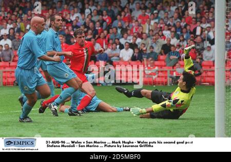 31-AUG-96 ... Wales / San Marino ... Mark Hughes - Wales setzt sein zweites Tor hinter Stefano Muccioli - San Marino ... Bild von Laurence Griffiths Stockfoto