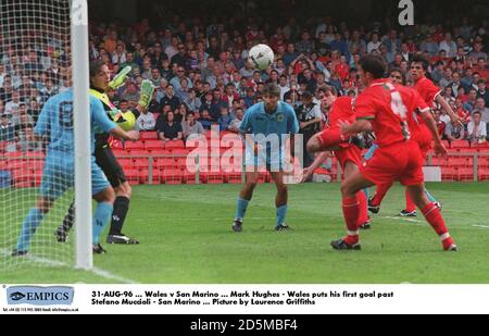 Mark Hughes - Wales legt sein erstes Tor hinter Stefano Muccioli - San Marino Stockfoto