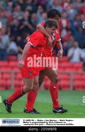 31-AUG-96 ... Wales / San Marino ... Mark Hughes - Wales wird von Chris Coleman zu seinem ersten Tor gratuliert ... Bild von Laurence Griffiths Stockfoto