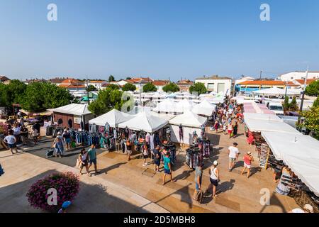 La Tranche-sur-Mer (zentral-westliches Frankreich): Luftaufnahme des Platzes „Place de la Liberte“ Stockfoto