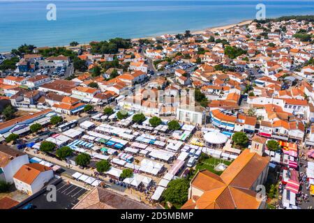 La Tranche-sur-Mer (Mittelwest-Frankreich): Luftaufnahme des Dorfes und des Platzes „Place de la Liberte“ an einem Markttag Stockfoto