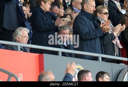 England Manager Roy Hodgson (Mitte) und Everton Chairman Bill Kenwright (links) in den Tribünen. Stockfoto