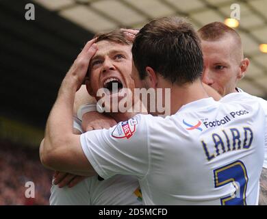 Joe Garner von Preston North End (links) feiert mit Scott Laird, nachdem er sein Tor zum Eröffnungstreffer des Spiels gegen Rotherham United erzielt hat. Stockfoto