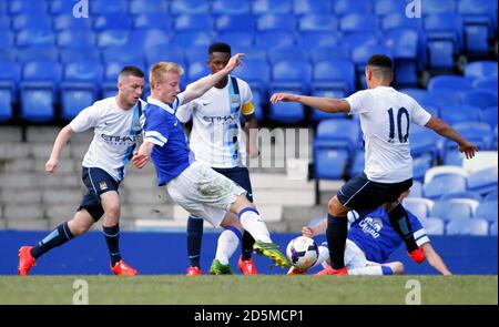 Evertons Harry Charsley erzielt das erste Tor des Spiels. Stockfoto