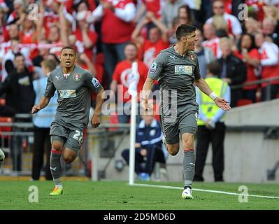 Alex Revell von Rotherham United (rechts) feiert die Eröffnung seines Teams Ziel Stockfoto