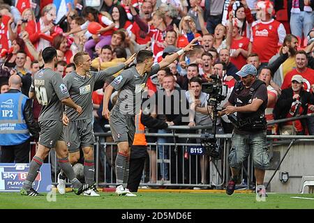 Alex Revell von Rotherham United feiert das zweite Tor seiner Teams Des Spiels mit Teamkollegen Stockfoto