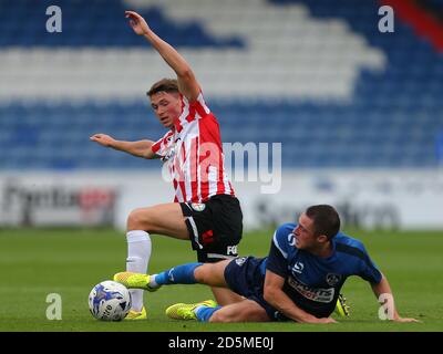 George Evans von Melbourne City und Mike Jones von Oldham Athletic Stockfoto