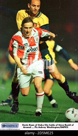 Kevin Keen von Stoke City hält von Steve Bould Arsenal Stockfoto