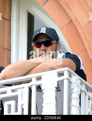 Englands Matt Prior schaut vom Balkon des Heimteams nach Indiens Sieg am fünften Tag des zweiten Tests am Lord's Cricket Ground in London. Stockfoto