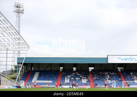 Eine allgemeine Sicht der Spiel-Action zwischen Melbourne City und Oldham Athletic im Boundary Park Stockfoto