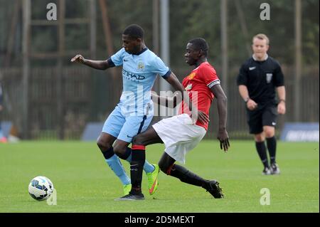 Isaac Buckley-Ricketts (links) von Manchester City und Axel Tuanzebe von Manchester United Kampf um den Ball Stockfoto