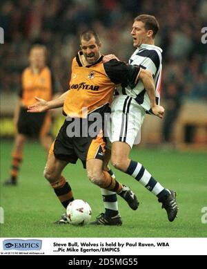 Steve Bull, Wolves, wird von Paul Raven, WBA gehalten Stockfoto