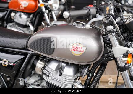 Bordeaux , Aquitaine / Frankreich - 10 01 2020 : Royal Enfield Logo und Text-Zeichen auf grau silber indischen Motorrad Stahltank von vintage re Motorrad Stockfoto