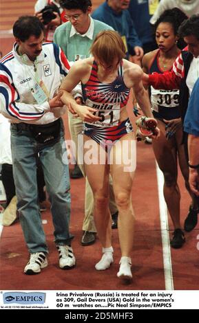 Irina Privalova (Russland) wird wegen einer Verletzung als 309 behandelt, Gail Devers (USA) Gold in den Frauen 60 m Uhren auf Stockfoto