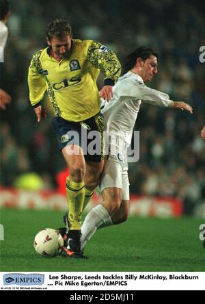 Lee Sharpe von Leeds United (rechts) geht gegen Billy McKinlay vor Blackburn Rovers (links) Stockfoto