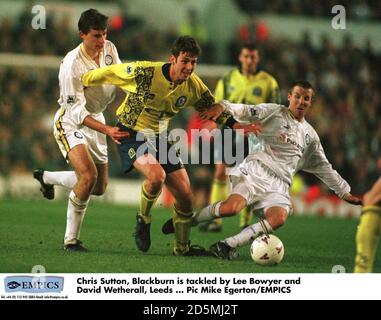 Chris Sutton von Blackburn Rovers (Mitte) wird von Lee angepackt Bowyer (rechts) und David Wetherall (links) aus Leeds United Stockfoto