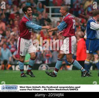 Rio Ferdinand von West Ham United (rechts) gratuliert Torschütze Paul Kitson (links) Stockfoto