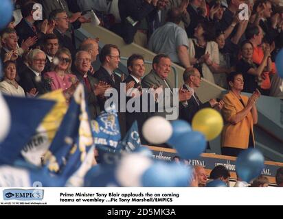 Premierminister Tony Blair begrüßt die kommenden Teams in wembley. Stockfoto