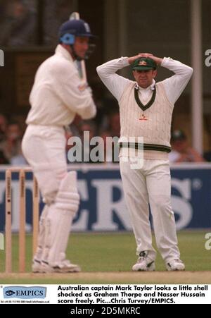 Der australische Kapitän Mark Taylor sieht schockiert aus, als Graham Thorpe und Nasser Hussain frei Punkten. Stockfoto