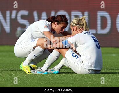 Der englische Steph Houghton wird von Jill Scott nach dem letzten Pfiff des FIFA Women's World Cup Canada 2015 Halbfinale zwischen Japan und England im Commonwealth Stadium in Edmonton, Alberta, Kanada, getröstet. Stockfoto