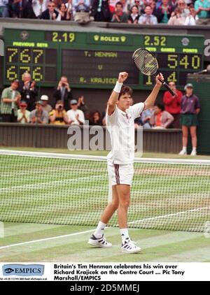 Der britische Tim Henman feiert seinen Sieg über Richard Krajicek ON Das Centre Court Stockfoto