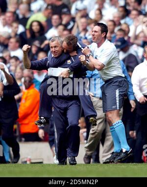 Alan Pardew, Manager von West Ham United, feiert ihren Sieg Das Ende des Spiels Stockfoto