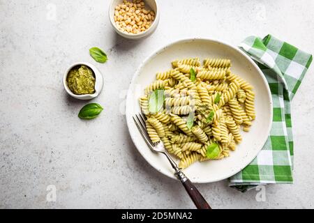 Fussili Pasta mit Basilikum Pesto Stockfoto
