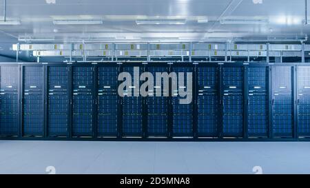 Aufnahme eines funktionierenden Rechenzentrums mit Reihen von Rack-Servern. LED-Anzeigen blinken und Computer funktionieren. Stockfoto