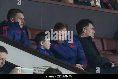 Wayne Rooney von Manchester United sieht mit einem seiner Söhne zu Von den Tribünen Stockfoto