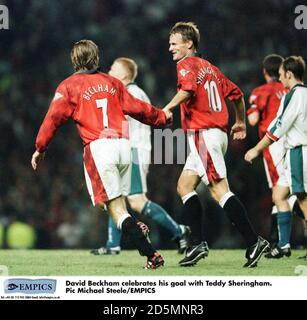 David Beckham von Manchester United (links) feiert sein Tor mit seinem Teamkollegen Teddy Sheringham (rechts) Stockfoto