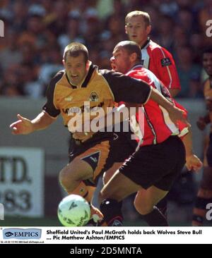 Paul McGrath von Sheffield United hält Wolves Steve Bull zurück Stockfoto