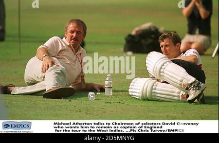 Michael Atherton spricht mit dem Vorsitzenden der Auswahlen David Graveney, der will, dass er als Kapitän von England für die Tour nach Westindien bleibt. Stockfoto