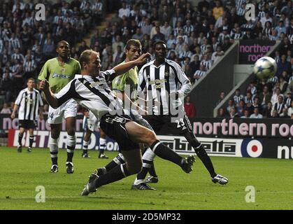 Alan Shearer Volley von Newcastle United ist der Ball über der Bar Im Spiel gegen Deportivo La Coruna Stockfoto