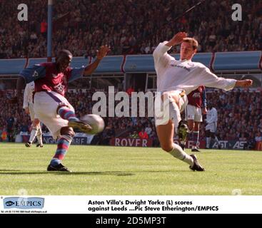 Dwight Yorke von Aston Villa (links) punktet Stockfoto