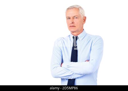 Porträtaufnahme eines älteren Geschäftsmannes, der Hemd und Krawatte trägt, während er auf einem isolierten weißen Hintergrund mit Kopierfläche steht. Stockfoto