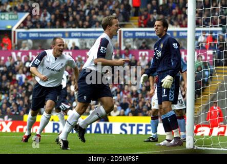 Torhüter Thomas Sorensen von Aston Villa sieht zu, wie Kevin Davies von Bolton Wanderers sein Tor feiert. Henrik Pedersen schließt sich ihm an Stockfoto