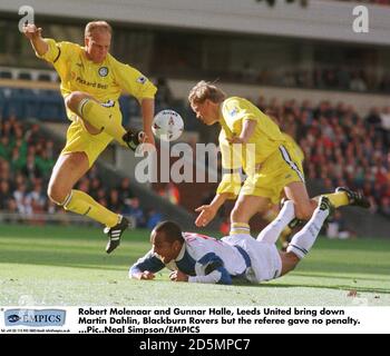 Leeds United's Robert Molenaar (links) räumt auf, als Teamkollege Gunnar Halle (rechts) Martin Dahlin, Blackburn Rovers (geerdet) Stockfoto