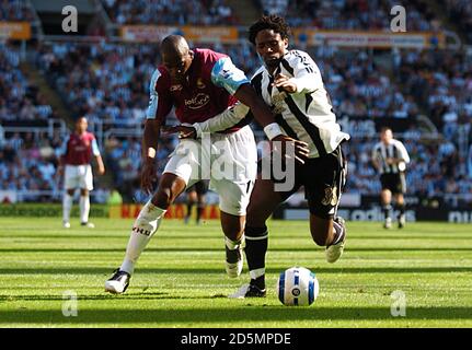 Celestine Babayaro von Newcastle United und Marlon Harewood von West Ham United Kampf um den Ball Stockfoto