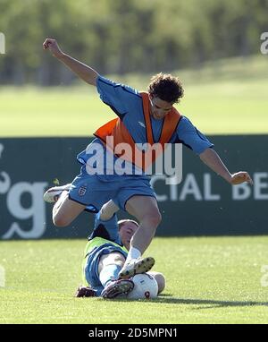 Der englische Owen Hargreaves wird von Wayne Rooney während der Vorbereitung herausgefordert Für Gruppe sechs Weltcup-Qualifikation gegen Wales Stockfoto