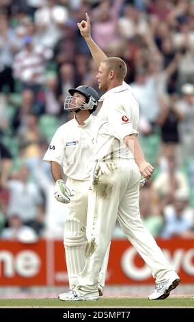 Der englische Andrew Flintoff feiert den dritten Tag des fünften und letzten Tests der Ashes-Serie, das Wicket von Ricky Ponting in Australien beim Brit Oval zu erobern. Stockfoto